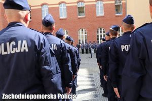 policjanci w szeregu