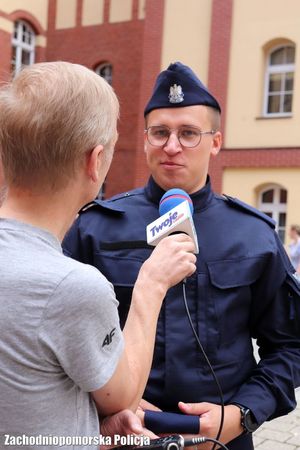 policjant udziela wywiadu