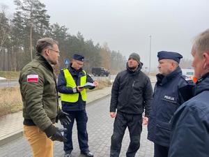 Wojewoda zachodniopomorski w towarzystwie Komendanta Wojewódzkiego Policji w Szczecinie oraz dowódców ćwiczeń