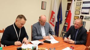 podpisanie umowy w gabinecie Zastępcy Komendanta Wojewódzkiego Policji w Szczecinie