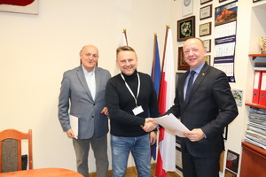 podpisanie umowy w gabinecie Zastępcy Komendanta Wojewódzkiego Policji w Szczecinie