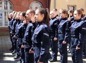 nowi policjanci wypowiadają słowa Roty