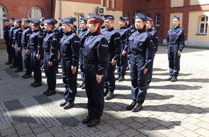 grupa nowych policjantów ślubujących