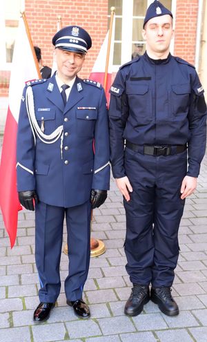 komendant KPP Goleniów z policjantem