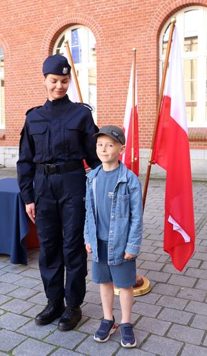 policjantka z chłopcem