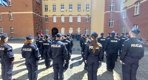 ujęcie grupy nowych policjantów