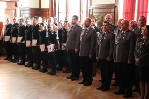 Ślubowanie nowo przyjętych policjantów i wręczenie wyróżnionym funkcjonariuszom medali, odznaczeń i aktów mianowania na wyższe stopnie.