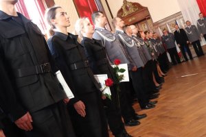 Ślubowanie nowo przyjętych policjantów i wręczenie wyróżnionym funkcjonariuszom medali, odznaczeń i aktów mianowania na wyższe stopnie.