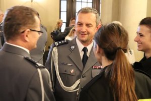 Ślubowanie nowo przyjętych policjantów i wręczenie wyróżnionym funkcjonariuszom medali, odznaczeń i aktów mianowania na wyższe stopnie.