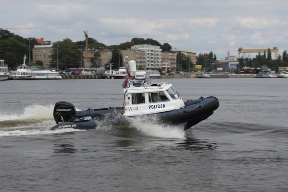 Policjanci pomagali ratować tonące kobiety