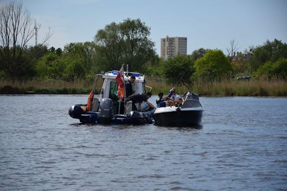 Upalne dni zachęcają do wypoczynku nad wodą – zadbajmy, żeby był on bezpieczny