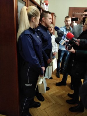 policjanci udzielają wywiadu