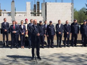 Minister Joachim Brudzinski przemawia na uroczystości wmurowania kamienia węgielnego pod budowę Komendy w Sławnie