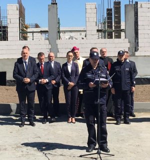 Komendant Wojewódzki Policji w Szczecinie nadinsp. Jacek Cegieła czyta przemówienie na uroczystości wmurowania kamienia węgielnego w Sławnie