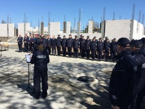 policjanci i zaproszeni goście na uroczystości wmurowania kamienia pod budowę Komendy policji w Sławnie