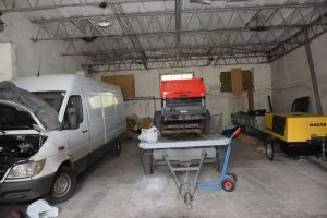 garaż z mercedesem, laweta i przyczepką
