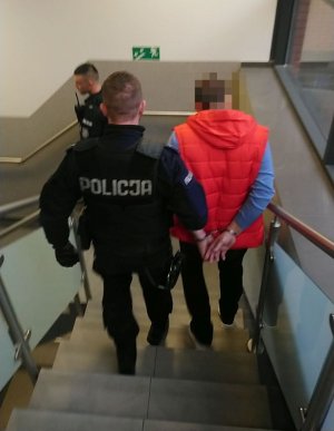 policjanci ze Stargardu prowadzą podejrzanego o pedofilię