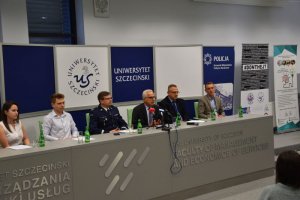 prof. dr hab. Edward Włodarczyk – Rektor Uniwersytetu Szczecińskiego, nadinsp. Jacek Cegieła – Komendant Wojewódzki Policji w Szczecinie, dr hab. Jacek Buko, prof. US – Prorektor ds. Studenckich US, Paweł Cichecki – reprezentujący Strefę Kultury Studenckiej i przedstawiciele Koła Naukowego Project z WZiEU - Mateusz Juźwik i Kinga Janecka.