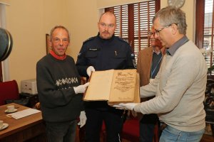 Robert Violet, dyrektor Hugenottenmuseum z Berlina. Przy przekazaniu obecny był koordynator ds. zabytków KWP w Szczecinie kom. dr Marek Łuczak, p. Andrzej Jabłoński oraz dr hab. Paweł Gut z Archiwum Państwowego w Szczecinie.