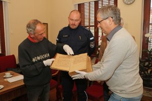 Robert Violet, dyrektor Hugenottenmuseum z Berlina. Przy przekazaniu obecny był koordynator ds. zabytków KWP w Szczecinie kom. dr Marek Łuczak, p. Andrzej Jabłoński oraz dr hab. Paweł Gut z Archiwum Państwowego w Szczecinie.