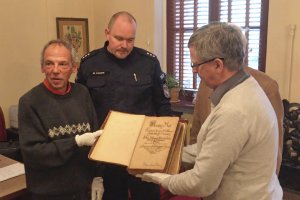 Robert Violet, dyrektor Hugenottenmuseum z Berlina. Przy przekazaniu obecny był koordynator ds. zabytków KWP w Szczecinie kom. dr Marek Łuczak, p. Andrzej Jabłoński oraz dr hab. Paweł Gut z Archiwum Państwowego w Szczecinie.