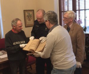 Robert Violet, dyrektor Hugenottenmuseum z Berlina. Przy przekazaniu obecny był koordynator ds. zabytków KWP w Szczecinie kom. dr Marek Łuczak, p. Andrzej Jabłoński oraz dr hab. Paweł Gut z Archiwum Państwowego w Szczecinie.