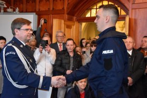 policjanci odbierają akty mianowania