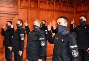 nowi policjanci wypowiadają słowa Roty