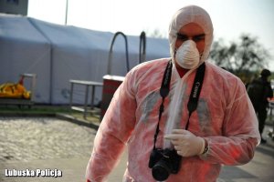 technik kryminalistyki w kombinezonie