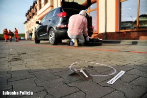 zabezpieczony pocisk i technik kryminalistyki w tle