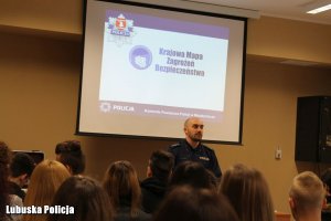 policjant prowadzi zajęcia dla młodzieży