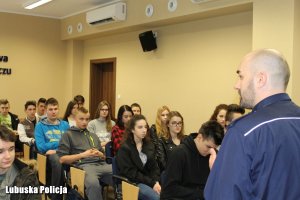 policjant prowadzi zajęcia dla młodzieży