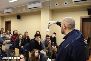 policjant prowadzi zajęcia dla młodzieży