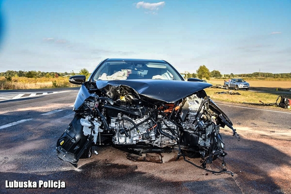 Uszkodzony w wyniku zdarzenia drogowego pojazd osobowy na jezdni.