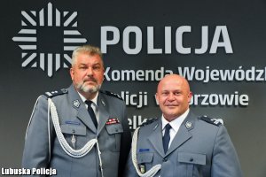 Policjanci w mundurach wyjściowych w pomieszczeniu.