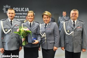 Policjanci stojący w szeregu.