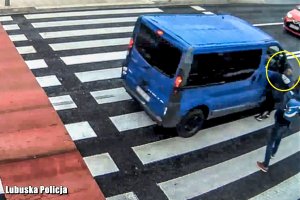 Nagranie z monitoringu pokazujące chłopców przy pojeździe na przejściu dla pieszych.