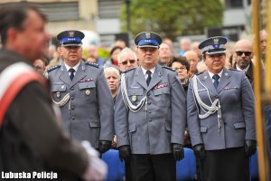 Policjanci w mundurach wyjściowych.