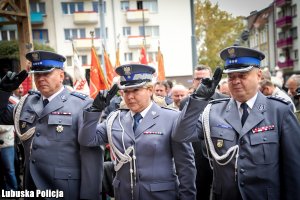 Policjanci oddający honor.