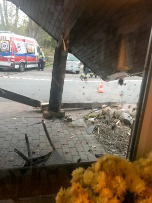 Karetka pogotowia ratunkowego przy drodze.