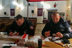 Policjanci wypełniający dokumentację