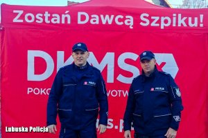 Policjanci na tle baneru &quot;Zostań dawcą szpiku&quot;