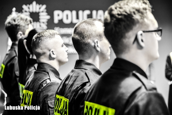 Policjanci ślubujący na sztandar