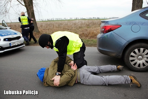 policjant obezwładnia podejrzanego