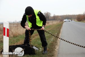 policjant rozkłada kolczatkę