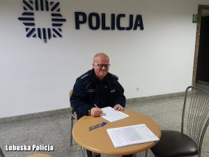 policjant wypełnia dokumentację