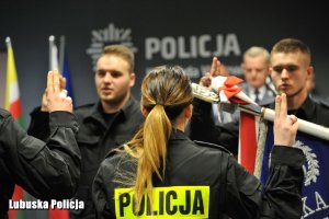 nowi policjanci składają ślubowanie