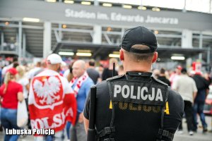 policjant obserwuje zachowanie kibiców