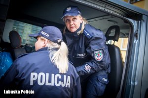 policjantki wkładają worki do busa