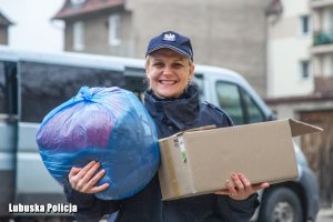 policjantka trzyma paczki